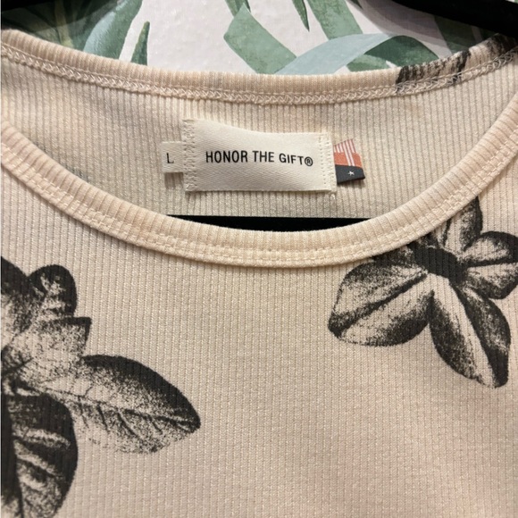 Brand new with tags Honor the Gift, Large slightly cropped crewneck tank. - Picture 4 of 8